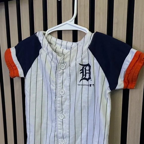 Detroit Tiger’s Infant Button Down Shirt with Stripes and Orange Accents 6/9M 🐅 - Picture 4 of 4